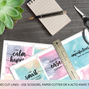K&ouml;nnte beinhalten: Druckbare Affirmationskarten mit Aquarellhintergr&uuml;nden. Die Karten zeigen positive Affirmationen wie "Ich bin ruhig und gl&uuml;cklich", "Ich bin klug genug, um gute Entscheidungen zu treffen", "Ich bin jeden Tag gelassener", "Meine Unvollkommenheiten machen mich einzigartig" und "Liebe".