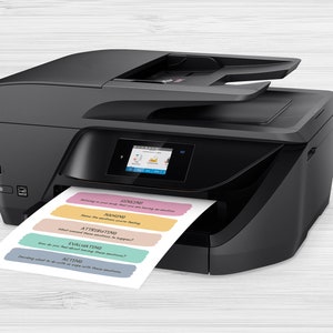 Puede incluir: Una impresora todo en uno negra con una bandeja de papel y una pantalla t&aacute;ctil a color. La impresora est&aacute; imprimiendo una hoja de papel con el texto "Sensing", "Naming", "Attributing", "Evaluating" y "Acting" en ella.