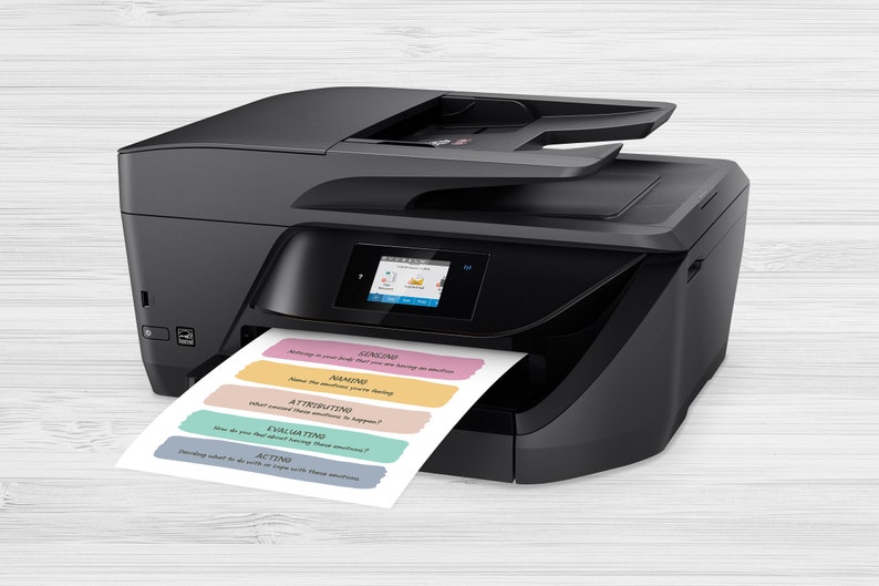 Puede incluir: Una impresora todo en uno negra con una bandeja de papel y una pantalla t&aacute;ctil a color. La impresora est&aacute; imprimiendo una hoja de papel con el texto "Sensing", "Naming", "Attributing", "Evaluating" y "Acting" en ella.