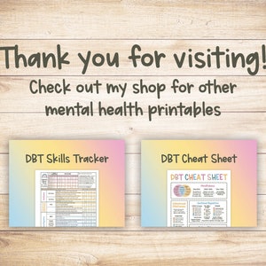 Op de afbeelding: Twee afdrukbare werkbladen op een houten achtergrond. De eerste is getiteld "DBT Skills Tracker" en de tweede is getiteld "DBT Cheat Sheet". Beide zijn in een regenboogkleurige gradi&euml;nt.