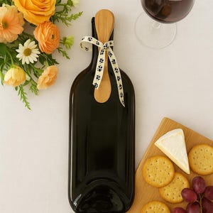 Plato para servir hecho con una botella de vino reciclada y desplomada.