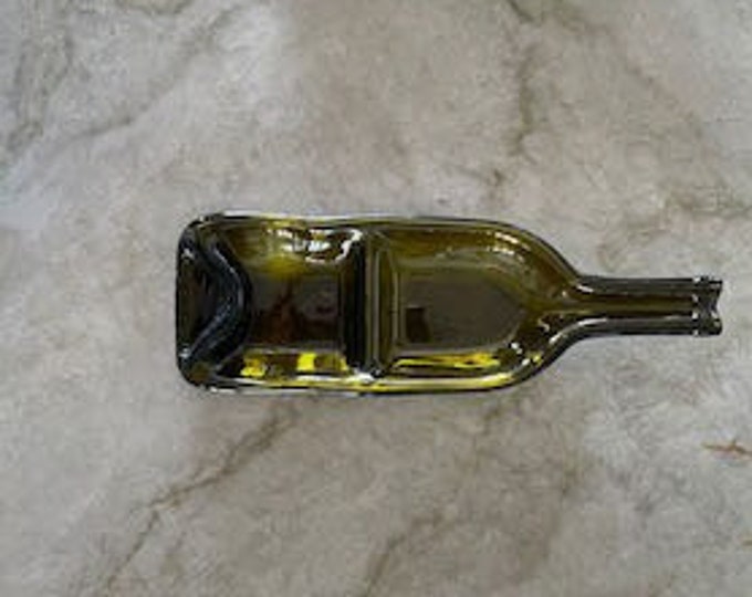 Divided tray made from recycled slumped wine bottle. This great tray comes in brown, green or blue wine bottle colors.