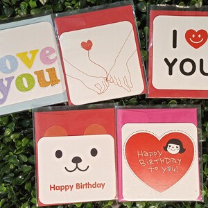 Set mit 5 niedlichen kleinen Karten mit Umschlag Schöne Botschaft der Liebe und alles Gute zum Geburtstag Design.