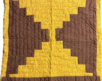 Künstlerische Hand-Genähte Baumwoll Quilt- Braune und Gelbe Brick Layer- Gee's Bend Quilt