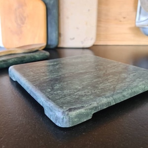 Trivet or centerpiece in Guatemalan green marble (India).