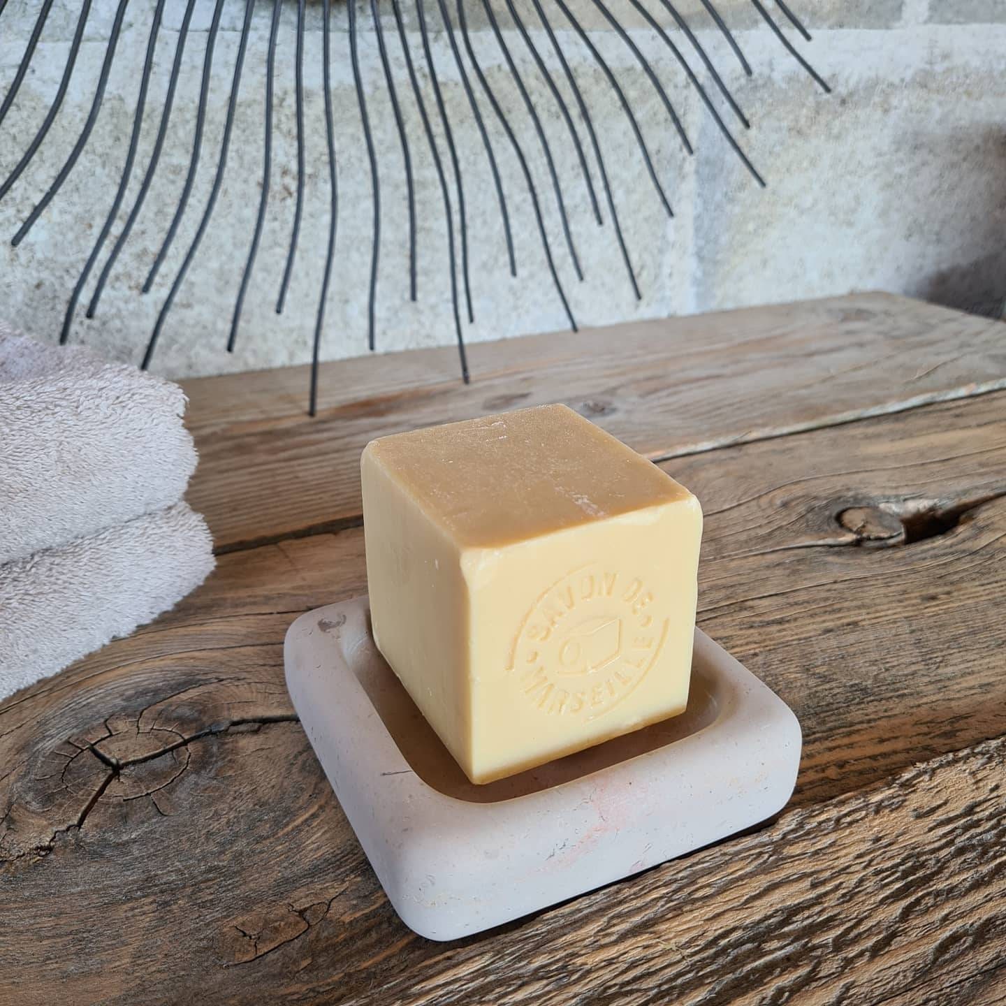 Porte Savon en Marbre de Comblanchien.