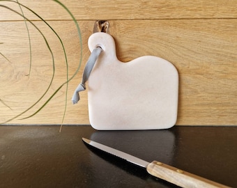 Mini thin cutting board in pink marble from Portugal.