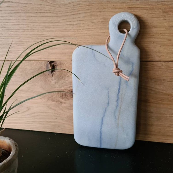 Cutting board where presentation tray in blue macauba marble.