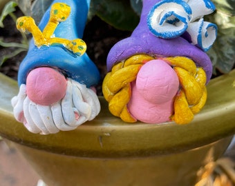 Pequeños gnomos hechos a mano, los suyos y los de ella.