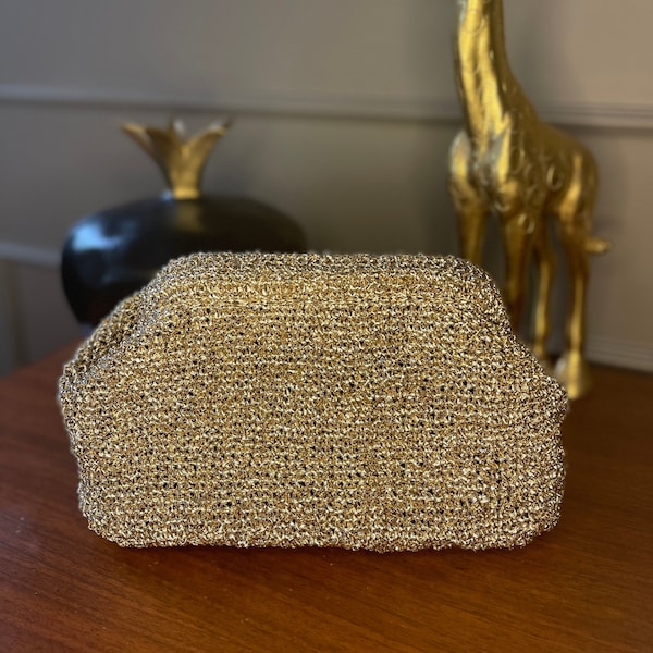 Pochette fatta a mano all'uncinetto con rafia metallizzata, borsa color oro per eventi formali di lusso, borsa nuvola, pochette intrecciata