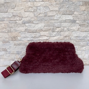 Burgunderrote Teddytasche mit Riemen, flauschige gewebte Clutch, Wolkentasche, gehäkelte weiche Tasche, Tasche mit Riemen, Weihnachtsgeschenk, Muttertagsgeschenk