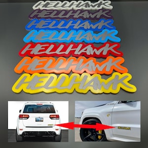 Può includere: Un set di sette adesivi "Hellhawk" in vari colori, tra cui bianco, viola, blu, azzurro, rosso, arancione e giallo. Gli adesivi sono mostrati su uno sfondo bianco. L'immagine mostra anche una Jeep bianca con un adesivo "Hellhawk" giallo sul lato.