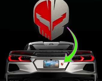 Una calavera JAKE se adapta a los emblemas e insignias C8 Racing C8R