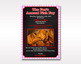 Könnte beinhalten: Eine schwarz-weiße Einladung zu einem Fischbrathändchen namens "The Fox's Annual Fish Fry". Die Veranstaltung findet am Samstag, den 25. September 2021 um 15:00 Uhr im The Fox Hole, 440 Front Street, New Haven statt. Die Gäste werden gebeten, ein Beilagengericht oder ein Dessert und ihren eigenen Stuhl mitzubringen. Die Einladung enthält ein Bild von gebratenem Fisch.