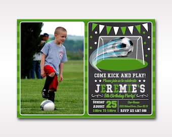 Puede incluir: Invitación a una fiesta de cumpleaños de temática futbolística en verde y negro con una foto de un niño con un uniforme de fútbol. La invitación dice "¡Ven a patear y jugar!" y "¡La fiesta de cumpleaños de Jeremie!" con un balón de fútbol y un gráfico de portería. La invitación mide 12,7x17,8 cm o 10,2x15,2 cm.