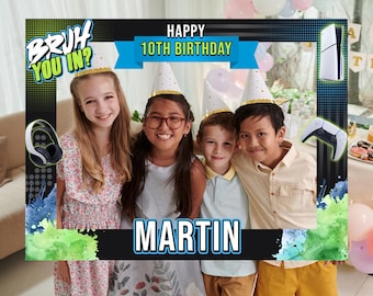 Może przedstawiać: Kolorowe tło do fotobudki z zielonym i niebieskim wzorem akwarelowym. Tło zawiera tekst "Bruh You In?" i "Happy 10th Birthday Martin". W tle widać białą konsolę do gier i czarno-biały kontroler.