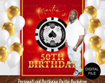 Puede incluir: Un telón de fondo de fiesta de cumpleaños número 50 de temática de casino rojo y negro con una gran ficha de casino en blanco y negro con el texto "$100 CASINO 001s CASINO" y el texto "50TH BIRTHDAY".