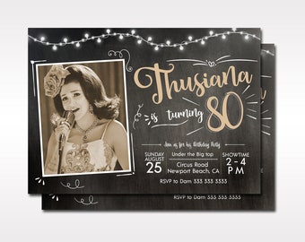 Puede incluir: Una foto en blanco y negro de una mujer cantando en un micrófono. La foto está sobre un fondo de pizarra negra con luces blancas. El texto "Thusiana cumple 80" está escrito en letras doradas. Los detalles de la invitación incluyen la fecha, la hora, la ubicación y la información de RSVP.