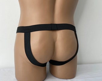 Pode incluir: Jockstrap preto com alças elásticas e uma faixa larga.