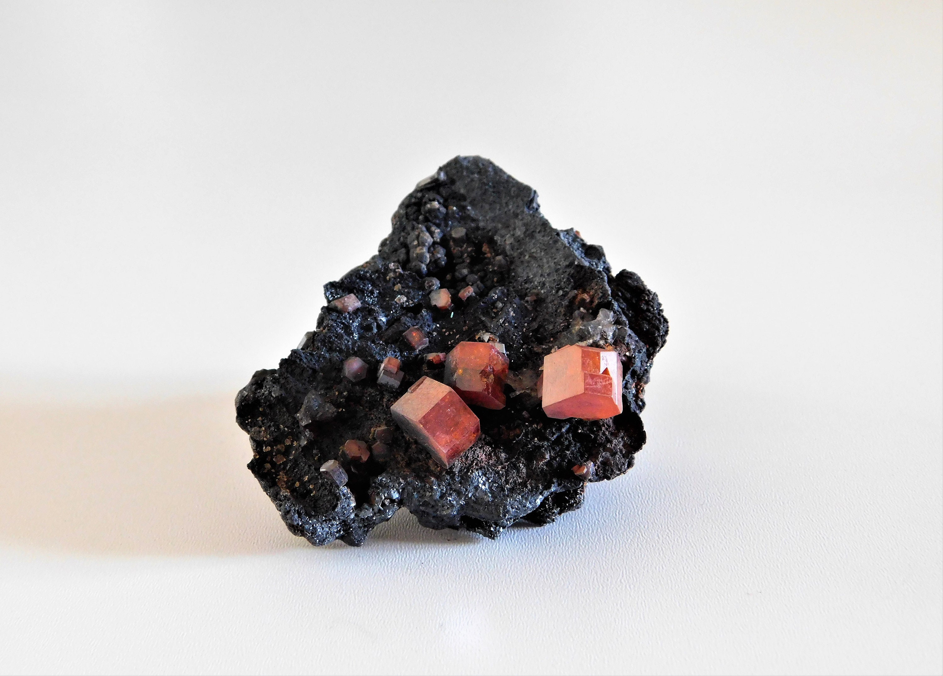 Vanadinite sur Goethite 5.3 X 4.6 2.2
