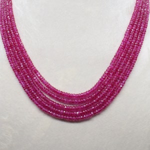 Può includere: Una collana multifilo realizzata con perline di rubino rosa. La collana è composta da diversi fili di piccole perline sfaccettate.