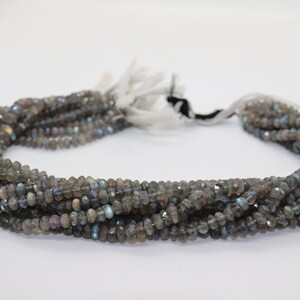 Peut inclure: Un brin de perles de labradorite grise. Les perles sont facettées et ont un léger éclat iridescent.
