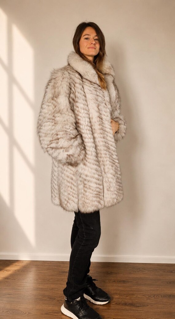 light, fluffy natural fox fur coat, real fox fur coat, medium length, fur coat, vintage, size L, elegant