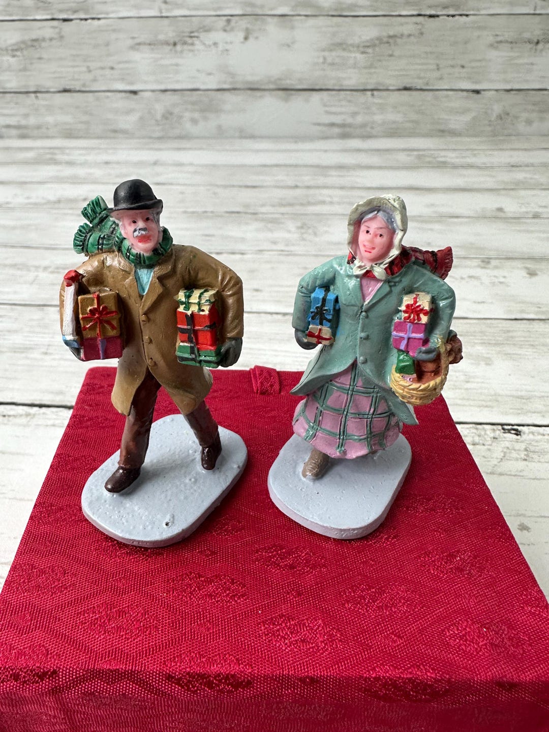 Figurine Lemax Caddington Village : Grands-parents Avec Cadeaux, Collection Village De Noël (7,9 Cm, Résine)