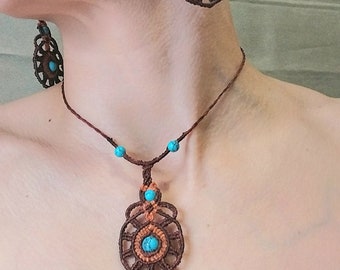 realizado con color naranja granate y piedra turquesa. conjunto de micro macramé estilo boho