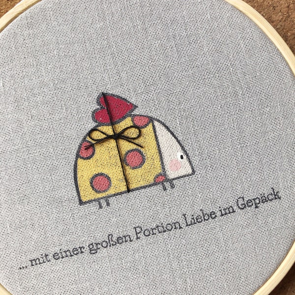 Bestempelter Leinenstoff im Stickrahmen, „Glückskäfer Karlchen“, Glücksbringer Wandbild, Stickbild, Linoprint, Wanddeko Kinder