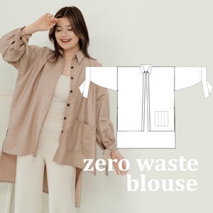 Puede incluir: Una mujer lleva una blusa larga abotonada, de color marrón claro, con dos bolsillos delanteros y mangas largas. La blusa se combina con pantalones blancos y una camiseta blanca. El texto "zero waste blouse" se muestra en blanco en la parte inferior de la imagen.