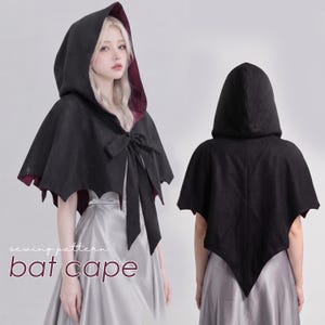 Könnte beinhalten: Ein schwarzer Kapuzenumhang mit dunkelviolettem Innenfutter, der einen gezackten Saum in Fledermausflügelform und einen Bindegürtel vorne aufweist. Der Text sewing pattern bat cape ist unten links im Bild zu sehen.