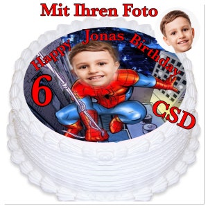 Könnte beinhalten: Ein weißer Kuchen mit einem runden essbaren Bild darauf. Das Bild zeigt einen Comic-Spiderman mit dem Gesicht eines Jungen, das dem Gesicht des Charakters überlagert ist. Das Bild enthält auch den Text "Happy Jonas Birthday" und die Zahl "6".