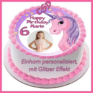 Könnte beinhalten: Eine rosa und lila Einhorn-Torte mit einem personalisierten Foto und dem Text "Happy Birthday Marie" und "6". Die Torte ist mit rosa Zuckerguss und einem Glitzer-Effekt verziert.