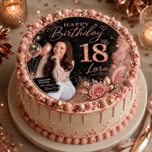 Könnte beinhalten: Ein runder Geburtstagskuchen mit roségoldenen Glasurtropfen, verziert mit einem essbaren runden Aufleger, der ein Foto einer jungen Person, den Text Happy Birthday, die Zahl 18, den Namen Lara und den Spruch Träume nicht dein Leben, lebe deinen Traum zeigt.