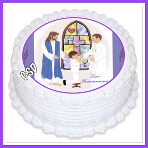 Könnte beinhalten: Ein runder weißer Kuchen mit lila Rand. Der Kuchen zeigt ein essbares Bild einer religiösen Szene mit Jesus, einem Priester und einem Kind. Das Bild enthält ein Buntglasfenster und den Text "Zur Kommunion".