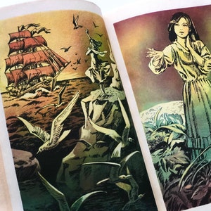 Peut inclure: Une illustration vintage d'un navire naviguant sur une mer orageuse avec une femme debout sur un rocher au premier plan. La femme porte une longue robe et a les bras tendus. Le ciel est d'un orange et d'un jaune vifs, et la mer est d'un bleu foncé.