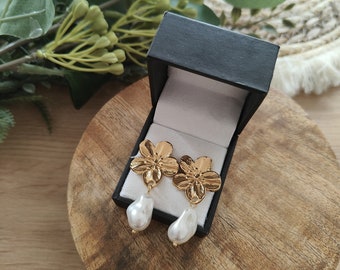 Pearly flower earrings in stainless steel