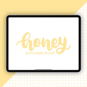 Może przedstawiać: Biały tablet cyfrowy z czarną ramką wyświetla słowo "honey" żółtym pismem odręcznym. Tekst "procreate brush" jest napisany pod słowem "honey".