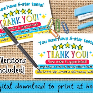 Op de afbeelding: Twee versies van een bedankkaart met een witte achtergrond en kleurrijke tekst. De tekst luidt "Je hebt een 5-sterren smaak!" met vijf gele sterren en "Bedankt!" in rood, geel en blauw. De tekst hieronder luidt "Uw bestelling wordt gewaardeerd!" en "Voltooi uw bestelling door positieve feedback achter te laten". De tweede versie luidt "Voltooi uw bestelling door 5-sterren feedback achter te laten" en "Draai om voor contactgegevens".