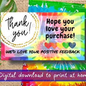 Op de afbeelding: Een printbare bedankkaart met een tie-dye achtergrond. De kaart zegt "Bedankt!" in een cirkel met een gouden rand en "Ik hoop dat je van je aankoop houdt!" met een rij van vijf regenboog harten. De tekst "WE ZIJN BLIJ MET JE POSITIEVE FEEDBACK" staat onder de harten. De kaart zegt ook "Digitaal downloaden om thuis te printen".