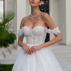 Romantische off-shoulder kanten trouwjurk met 3D-bloemenborduurwerk en korsetrug