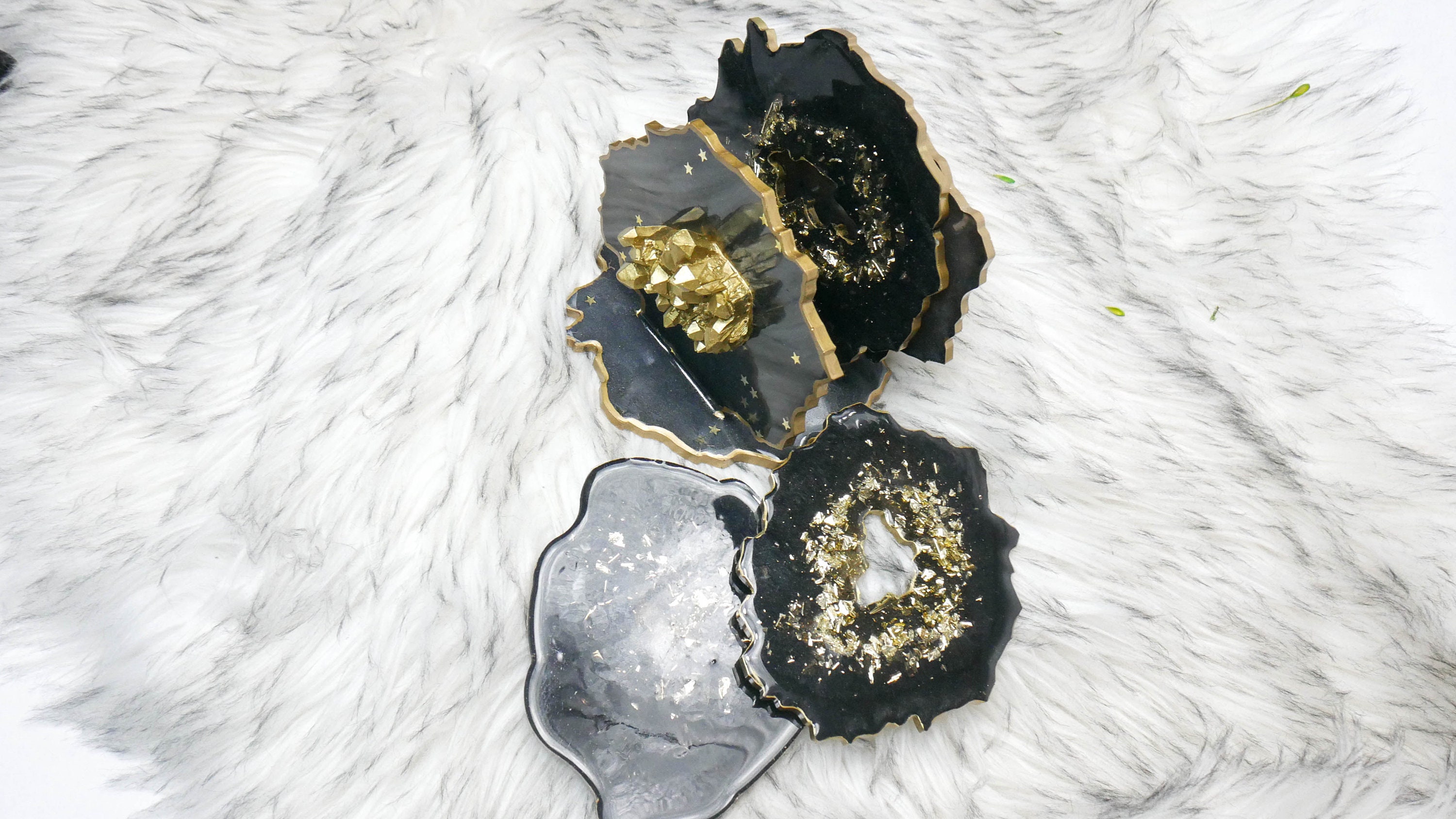 Support de Sous-Verre Noir avec Un Cristal d'or Au Centre