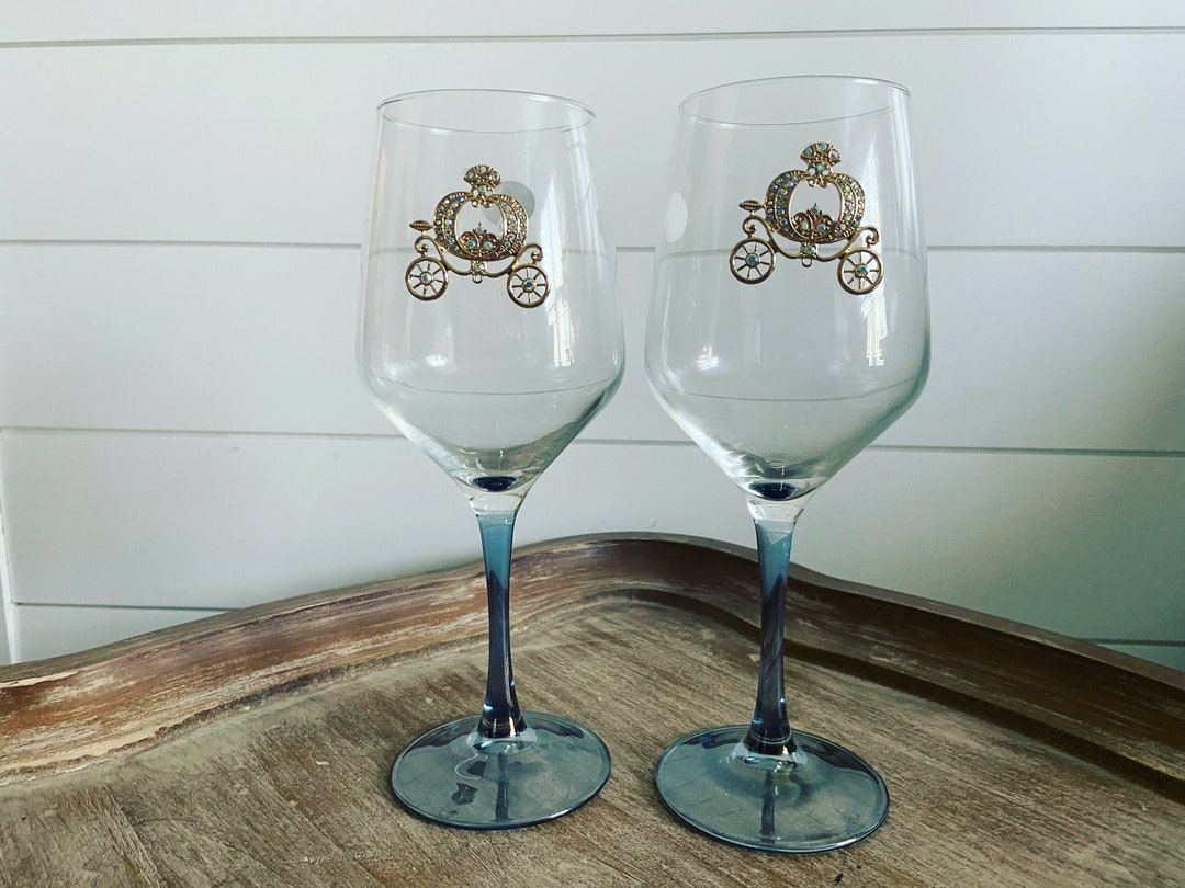 Set of 2 blue stemmed wine glasses with gold carriage Etsy.de