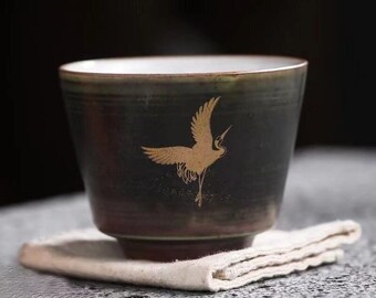Tasses à thé en céramique avec grues