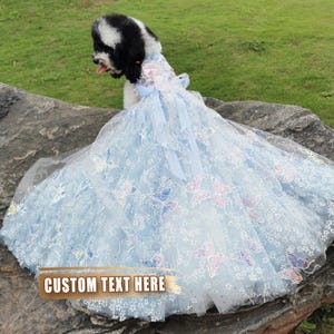カスタマイズ可能な犬用ウェディングドレス、刺繍されたペットの名前、輝く蝶、ロングトレーンとショートスタイルのデュアルスタイルのペットドレス