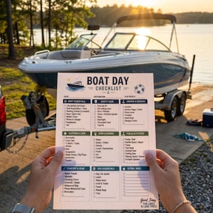 Könnte beinhalten: Eine weiße Papier-Checkliste mit dem Titel BOAT DAY CHECKLIST mit Kategorien wie Boat Essentials, Safety Gear, Anchor & Docking, Clothing & Sun, Food & Drinks, Fun & Activities, Comfort & Gear, Dog Essentials und Extra/Misc mit Kontrollkästchen.