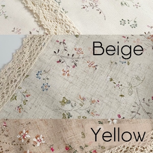 Pode incluir: Tr&ecirc;s amostras de tecido com um padr&atilde;o floral e uma borda de croch&ecirc;. As amostras de tecido s&atilde;o etiquetadas como "Branco", "Bege" e "Amarelo".