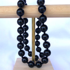 Collar grande con cuentas de piedras preciosas de ónix negro