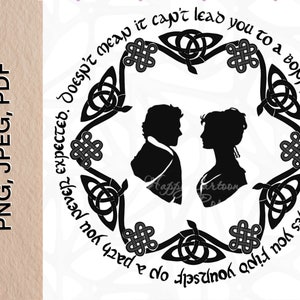 Puede incluir: Silueta en blanco y negro de una pareja de pie uno al lado del otro, enmarcada por un diseño circular de nudos celtas. El texto alrededor de los nudos dice "A veces te encuentras en un camino que nunca esperaste. No significa que no pueda llevarte a un lugar agradable."